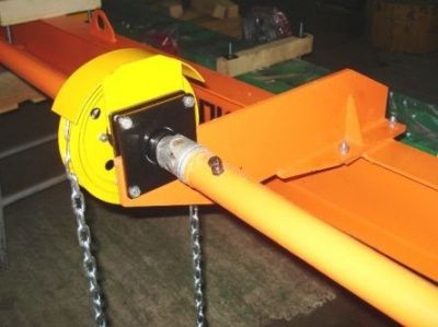 Цепная звездочка и вал на кронштейне