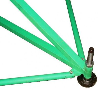 Площадка, на которой установлен кран, должна иметь уклон не более 3 град. Если уклон больше, то кран необходимо выставить при помощи домкратов