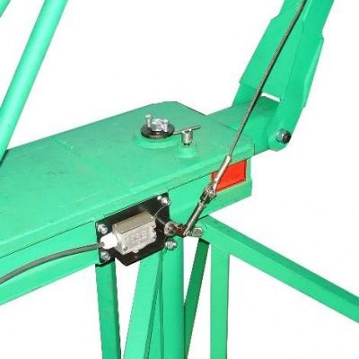 На раме расположен микровыключатель, который отключает электродвигатель при подъеме крюковой подвески до крайнего верхнего положения.